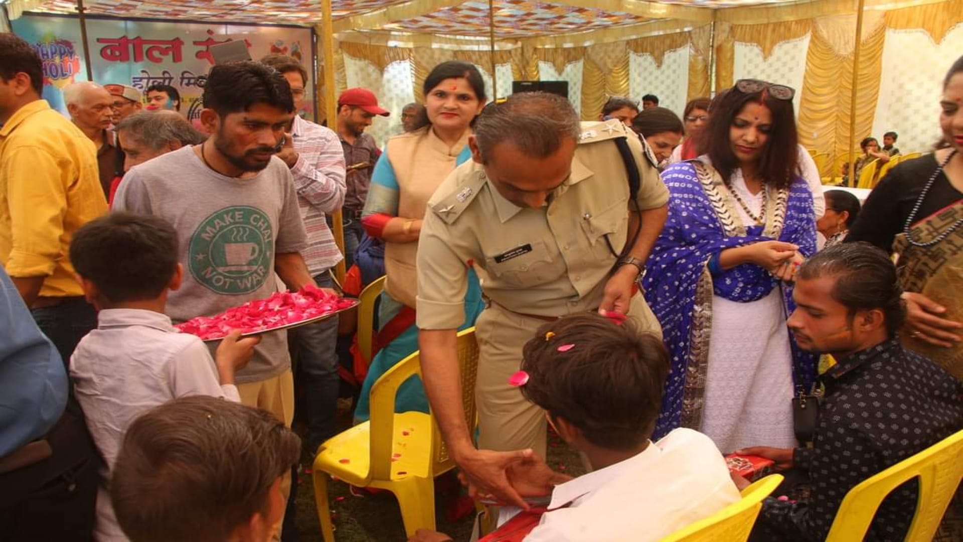Satna Collector played Holi with children who lost their parents during Corona period view photos