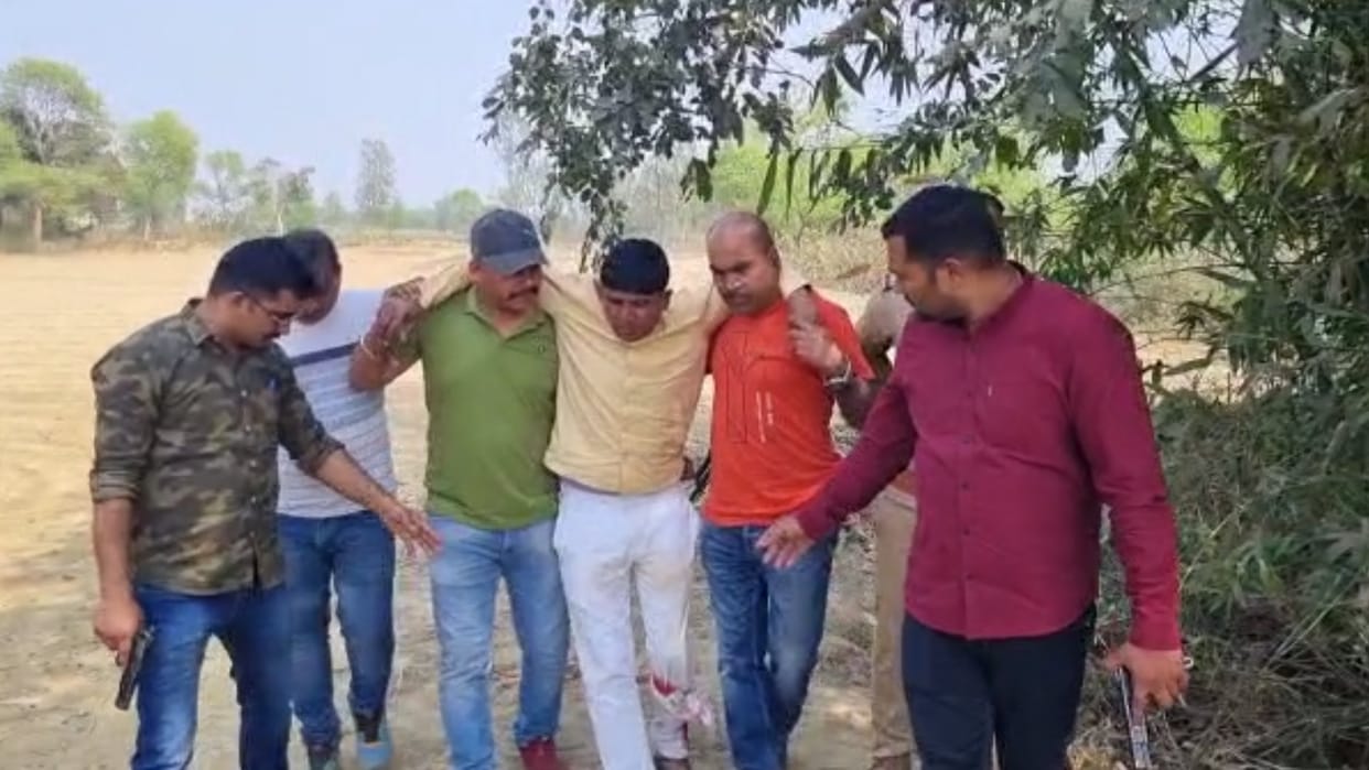 A goon injured in police encounter in Sitapur.