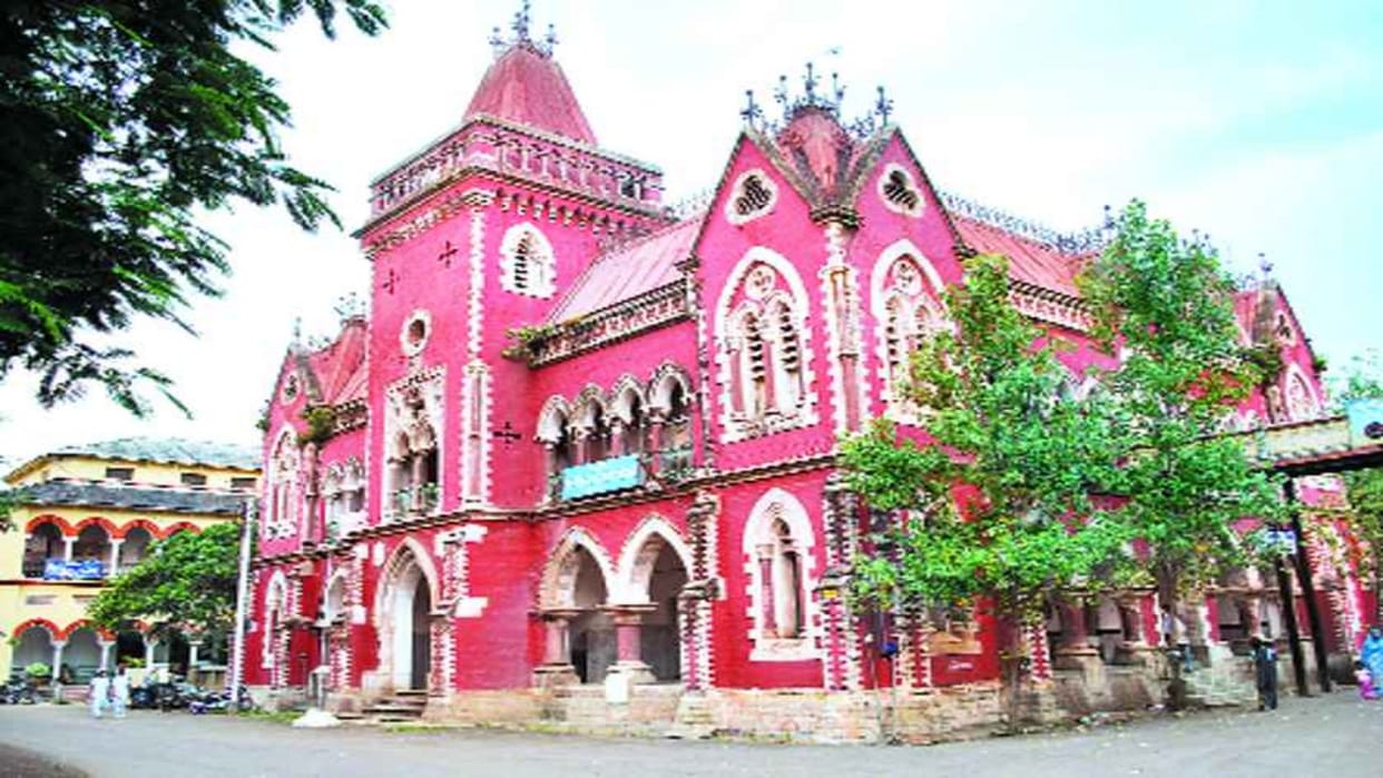 Doctor of Government Victoria Hospital in Jabalpur refused to examine the injured