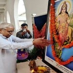 भय्याजी जोशी ने भारत माता के चित्र के समक्ष दीप प्रज्ज्वलित कर प्रदर्शनी का शुभारंभ किया