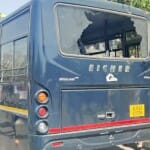 पुलिस की गाड़ियों पर पथराव