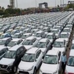 यात्री वाहनों की थोक बिक्री में जबरदस्त तेजी।