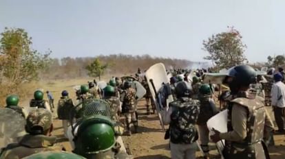 Burhanpur: वन कर्मियों पर तीर और गोफन से हमला, एक ग्रामीण समेत 15 लोग घायल, भारी पुलिस बल तैनात जंगल में मौके पर तैनात पुलिस बल