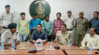 पुलिस गिरफ्त में आरोपी।