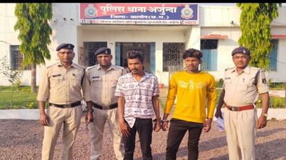 अधेड़ को युवकों ने पीट-पीटकर मार डाला: खुले में शराब पीने को लेकर हुआ था विवाद, पुलिस ने किया गिरफ्तार बुजुर्ग की हत्या करने वाले आरोपी युवक गिरफ्तार।