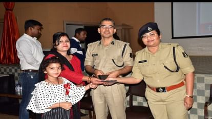 Jagdalpur: खोया मोबाइल पाकर खिले चेहरे, बस्तर पुलिस ने ‘टेक बैक योर प्रॉपर्टी’ अभियान के तहत लौटाए 80 फोन ‘टेक बैक योर प्रॉपर्टी’ अभियान के तहत बस्तर पुलिस ने मोबाइल फोन किए वापस।