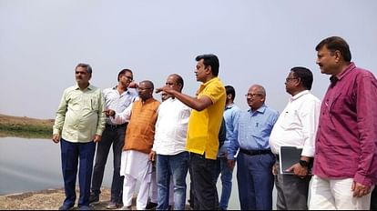 Jagdalpur: इंद्रावती बचाने की मुहिम, छत्तीसगढ़-ओडिशा के अफसरों संग जल शक्ति राज्यमंत्री पहुंचे जोरा नाला इंद्रावती नदी बचाने की मुहिम पर जगदलपुर पहुंचे केंद्रीय जल शक्ति राज्यमंत्री।