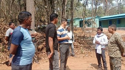 Narayanpur: नक्सल प्रभावित इलाकों में पहुंचे एसपी, सुरक्षा-व्यवस्था और निर्माण कार्यों का लिया जायजा एसपी पुष्कर शर्मा ने नक्सल प्रभावित क्षेत्र का दौरा किया।