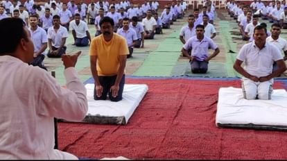 Jagdalpur: पुलिस ट्रेनिंग स्कूल में योग विज्ञान शिविर, निरोगी काया के दिए गए टिप्स; पहले दिन पहुंचे 400 लोग पुलिस प्रशिक्षण स्कूल में चल रहे योग शिविर में हिस्सा लेते जवान।