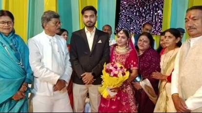 GPM: कांग्रेस नेता की बेटी की शादी में पत्नी संग पहुंचे विधानसभा अध्यक्ष, वर-वधु को दिया आशीर्वाद कांग्रेस नेता की बेटी की शादी में शामिल होने पहुंचे विधानसभा अध्यक्ष।