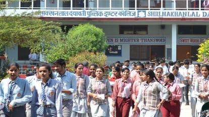 Hathras News: परीक्षार्थियों को खूब भाये गणित के प्रश्न, सात केंद्र पर 1229 ने दी परीक्षा एमएलडीबी इण्टर कॉलेज से सीबीएसई की परीक्षा देकर बाहर निकलते विद्यार्थी