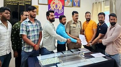 क्वार्सी थाने में तहरीर देते भाजपा नेता मुकेश लोधी, प्रतीक चौहान व अन्य