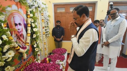 Mirzapur: मंत्री स्वतंत्र देव सिंह के घर पहुंचे दोनों डिप्टी सीएम, माता के निधन पर व्यक्त की शोक संवेदना स्वतंत्र देव सिंह की मां को श्रद्धांजलि अर्पित करते उपमुख्यमंत्री केशव प्रसाद मौर्य और बृजेश पाठक