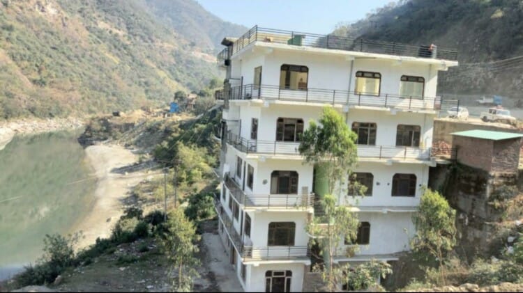 चरस तस्कर का मंडी की सौली खड्ड में निर्मित बहुमंजिला मकान।