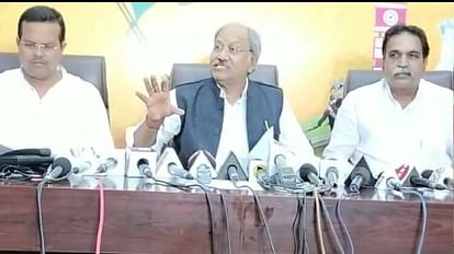 PM आवास को लेकर भूपेश सरकार पर भड़के बृजमोहन अग्रवाल: लगाया बड़ा आरोप, कहा- 'ये 1 पेटी और 2 पेटी वाली सरकार' प्रेस कॉन्फ्रेंस लेते बृजमोहन अग्रवाल, राजेश मूणत और अनुराग अग्रवाल