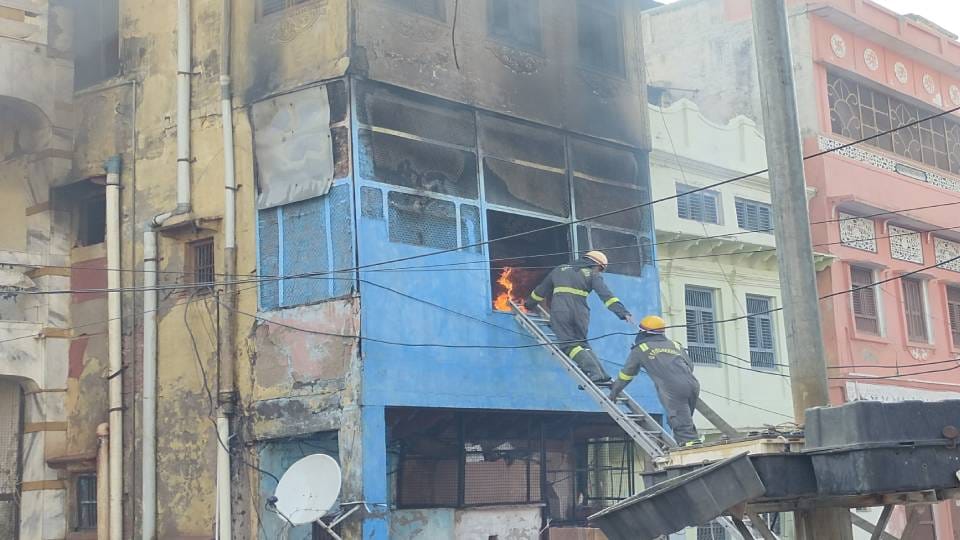 Goods worth lakhs gutted in fire due to short circuit in Firozabad three storey utensil merchant house