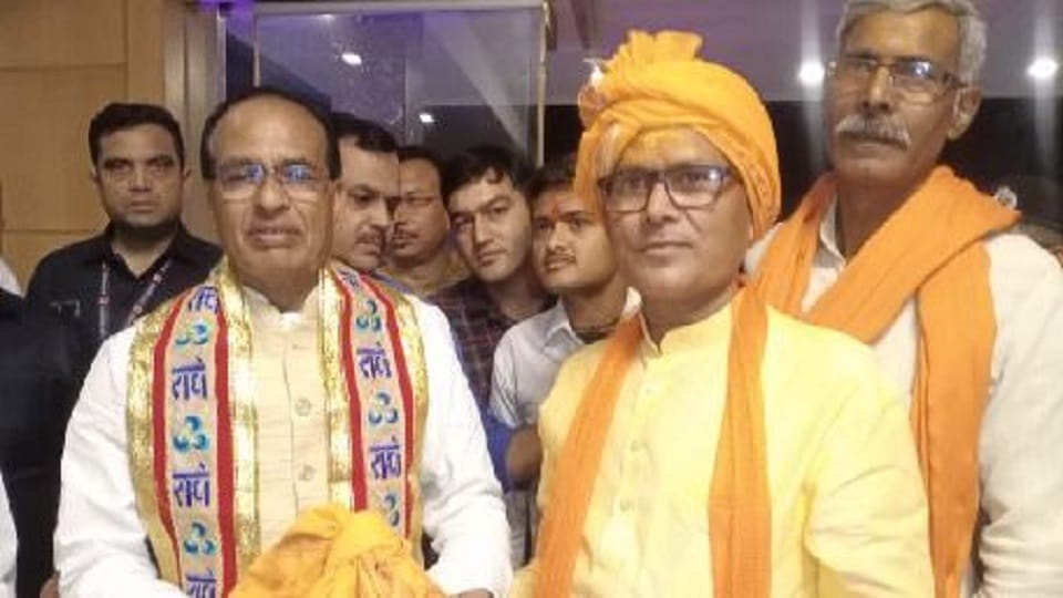Madhya Pradesh CM Shivraj Singh And Wife Sadhana Singh Parikram Of Girrajji Maharaj In Govardhan