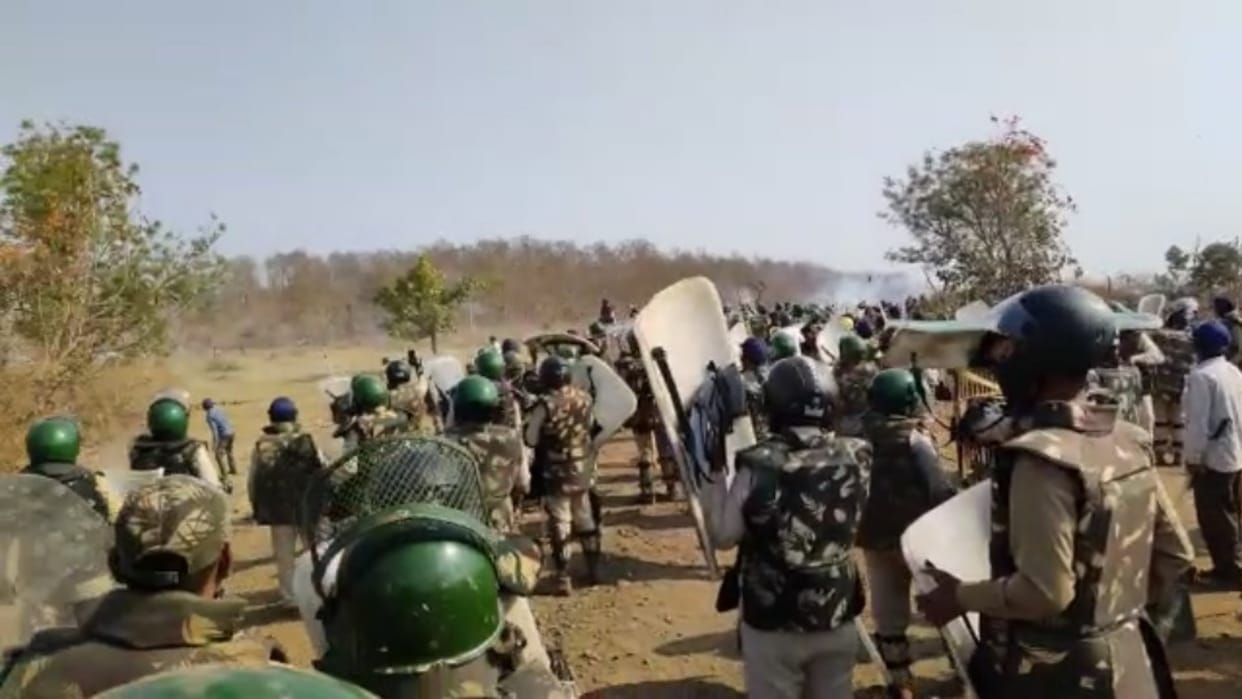 15 people including a villager injured in attack on forest personnel with arrows and slings in Burhanpur