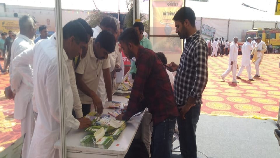 Hisar Krishi Vikas Mela Farmers took information about latest fertilizers seeds and plants