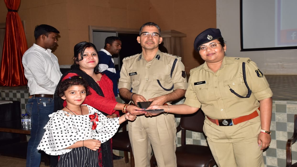 Bastar police returned mobile phones under Take Back Your Property campaign