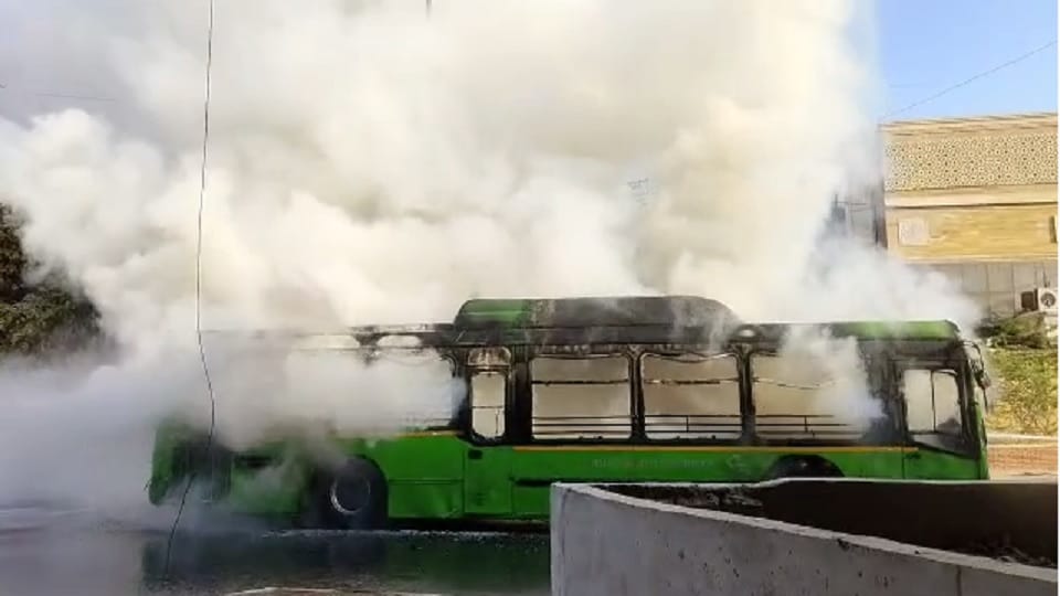 Delhi Hindi News Sudden fire in DTC bus