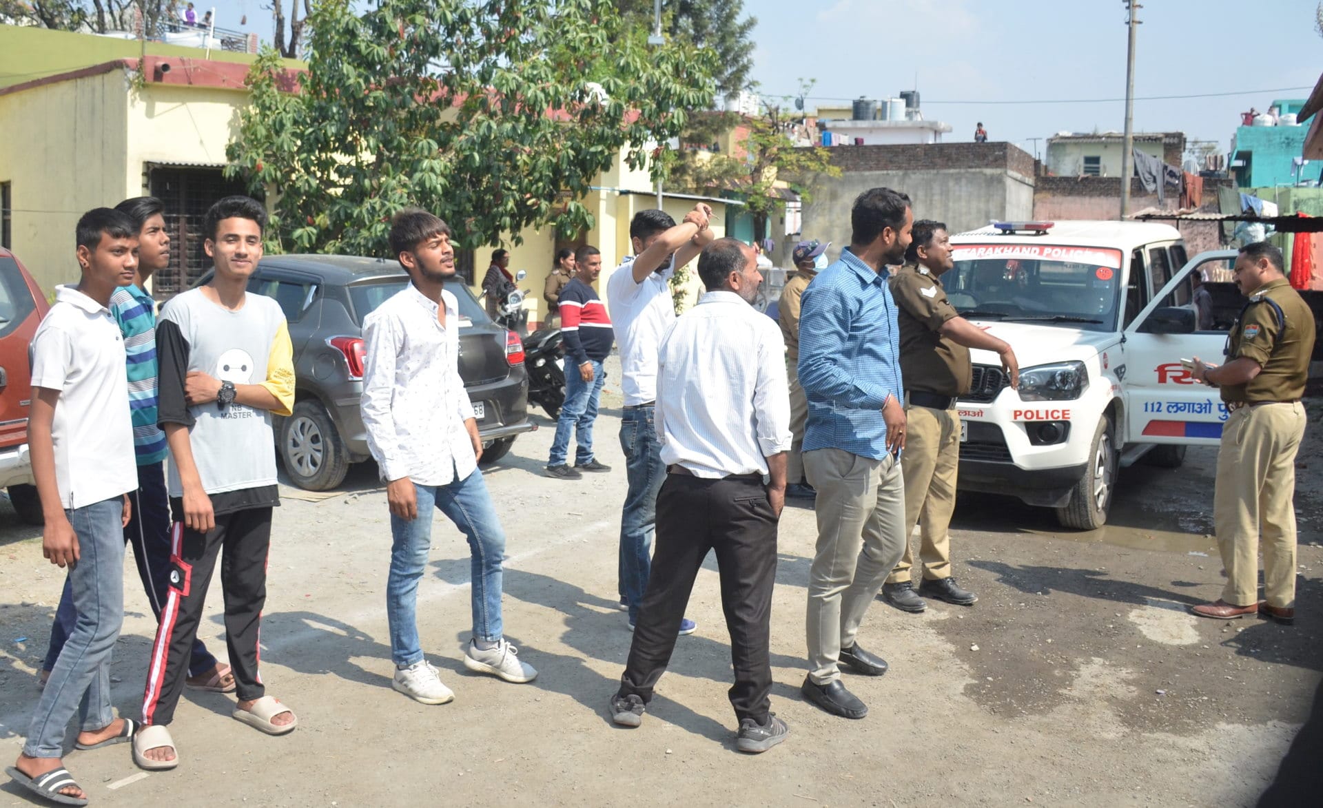 Drunken husband angry with his wife did gimmick on tank for three hours Dehradun uttarakhand news in hindi