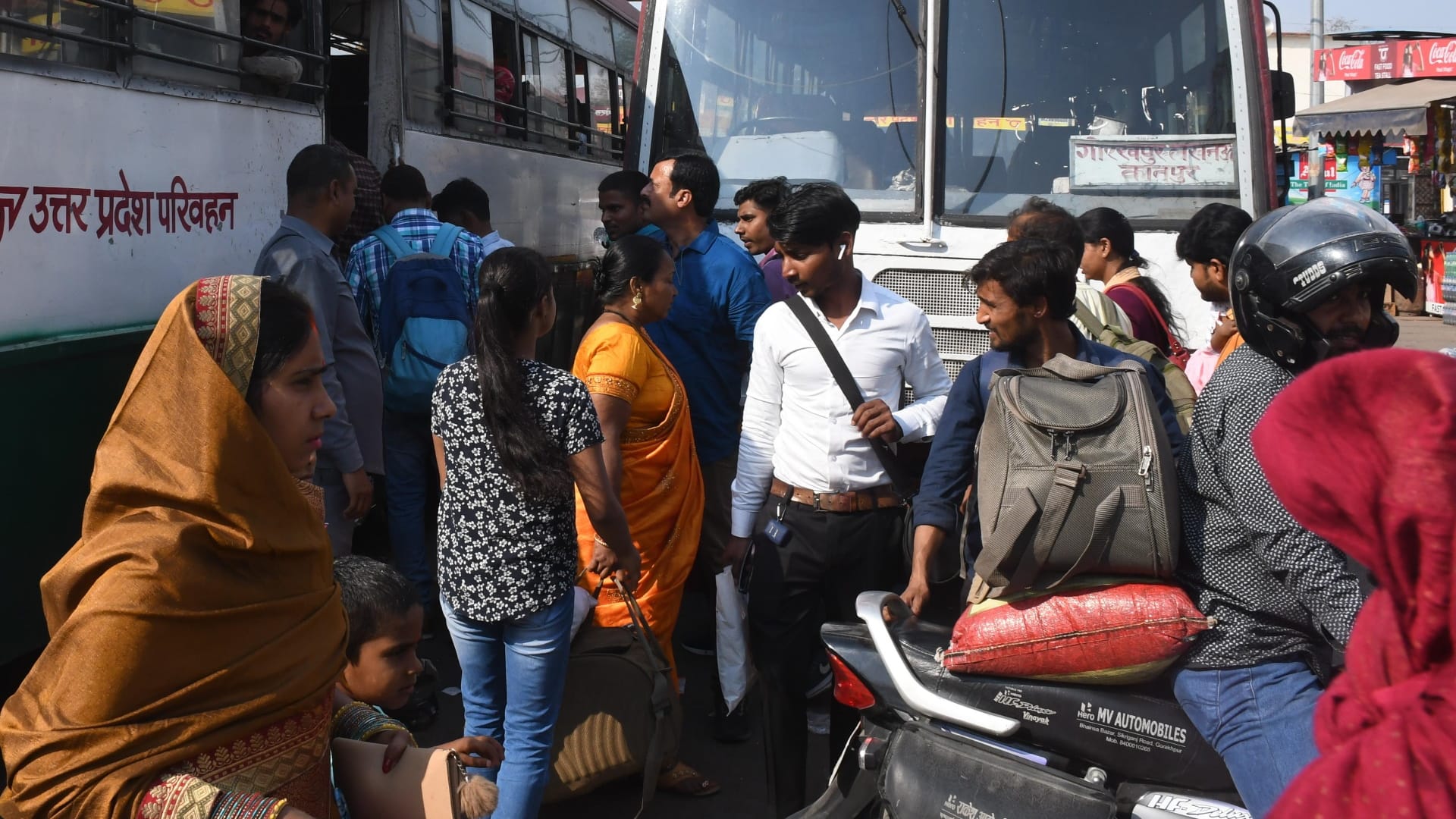 Overcrowding in trains after Holi 2023 in Gorakhpur