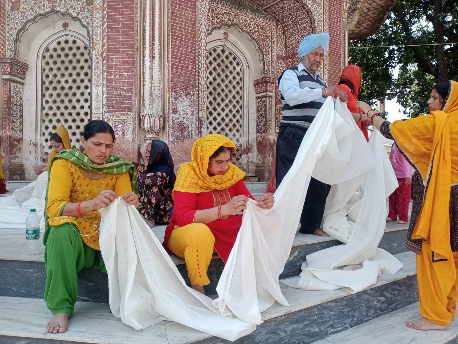 Jhanda Ji Mela 2023 Dehradun devotees Crowd increased in Sri Jhanda Ji fair work of stitching cover completed