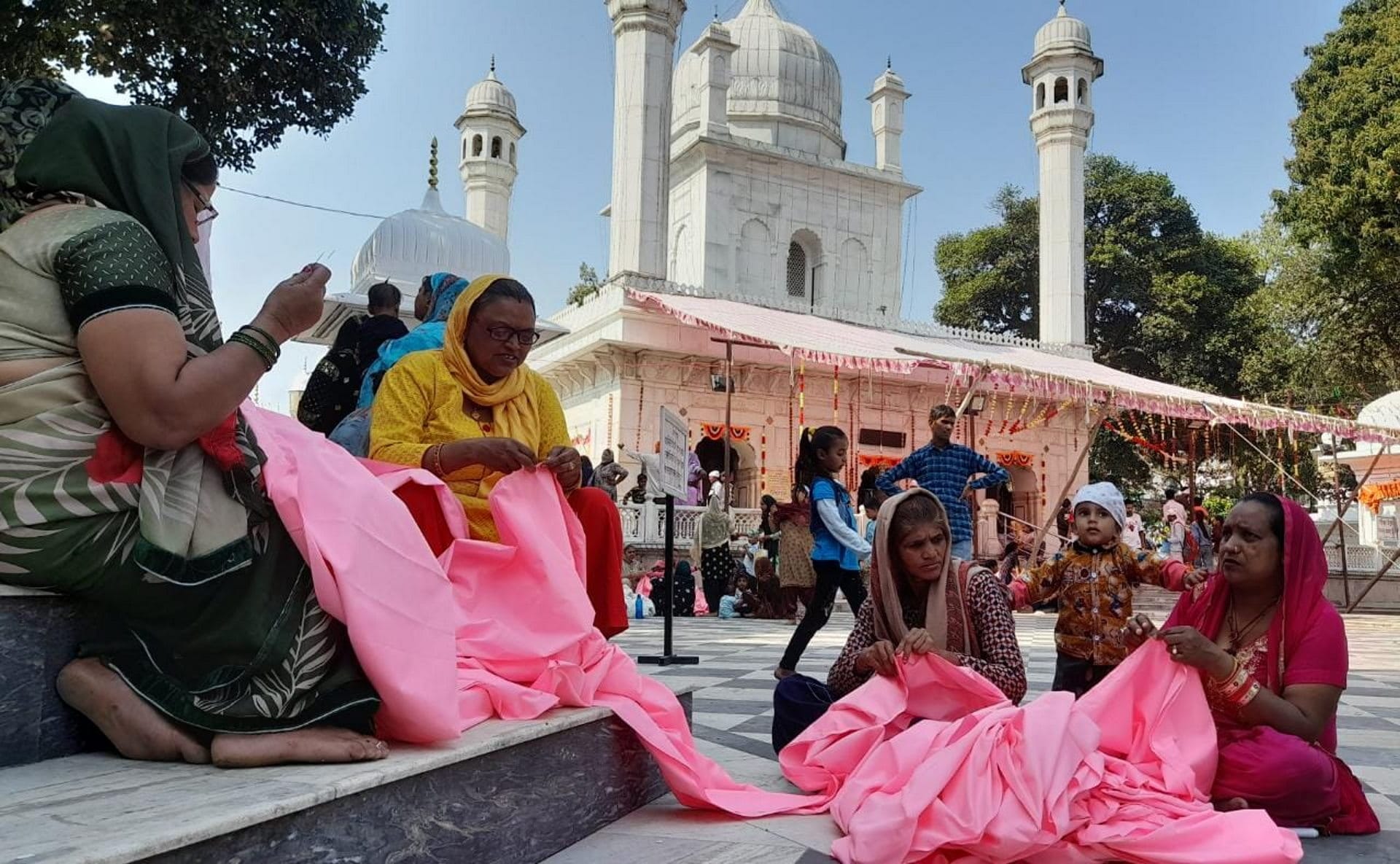 Jhanda Ji Mela 2023 Dehradun devotees Crowd increased in Sri Jhanda Ji fair work of stitching cover completed