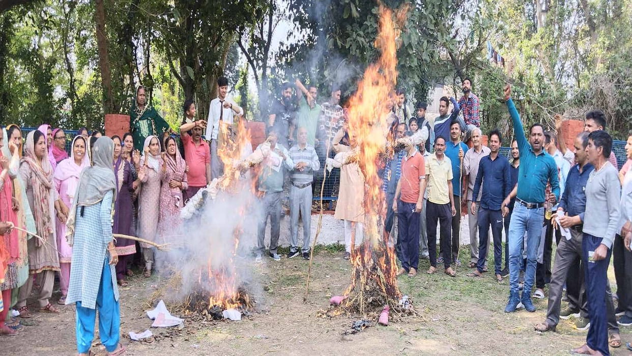 Sudhir-Kishan's effigy burnt in protest against airport expansion, sloganeering