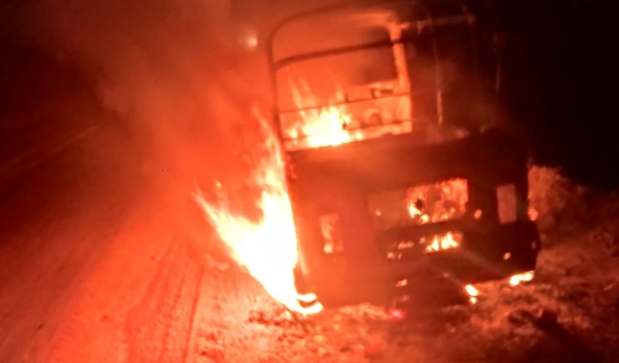 Auto became a ball of fire, the driver saved his life by jumping, the fire brigade got control