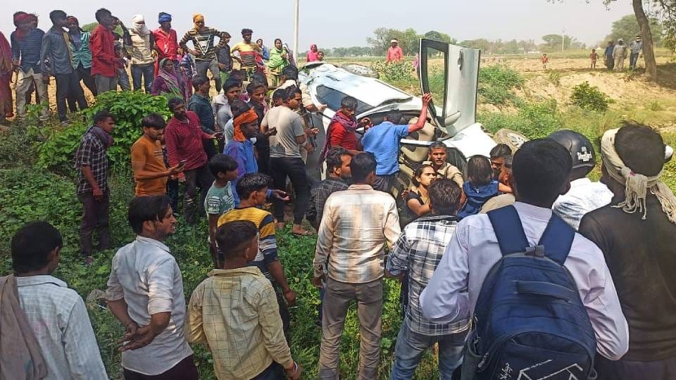 VDO car went uncontrolled and overturned in ditch In Firozabad five people including wife were injured