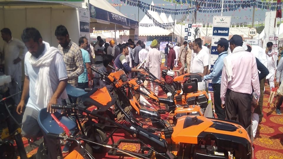 Hisar Krishi Vikas Mela Farmers took information about latest fertilizers seeds and plants