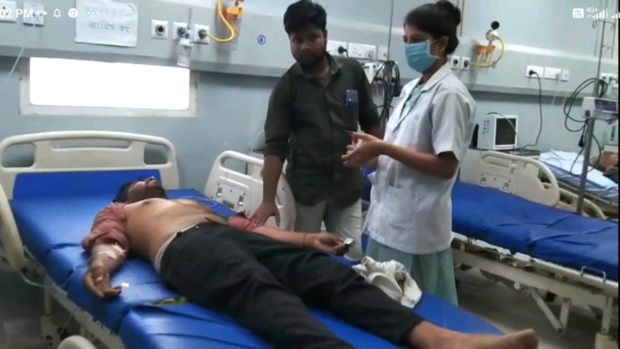 Youth shocked by mother's death attacked himself with a sharp weapon