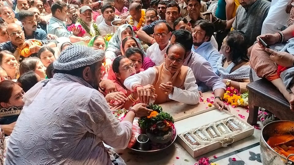 MP CM Shivraj Singh Chouhan reaches Banke Bihari temple worships with his wife