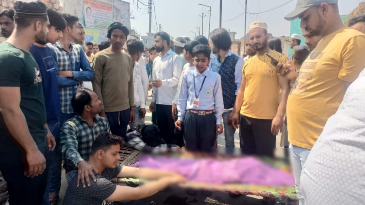 A girl child died in a school bus accident in Lavad of Meerut district