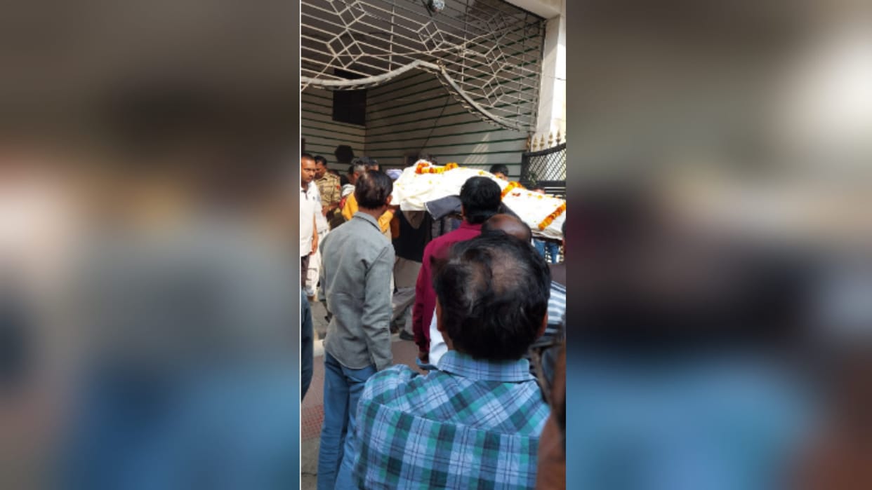 The body of former MLA Randhir Singh was cremated in a sad atmosphere in Muzaffarnagar