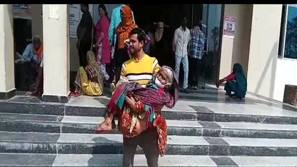 Patients are not getting stretcher in district hospital Lakhimpur Kheri
