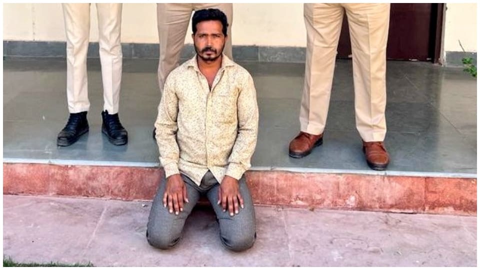 Fraud of 2.20 lakh by pretending to extract gold and silver treasure from the farm in nagaur