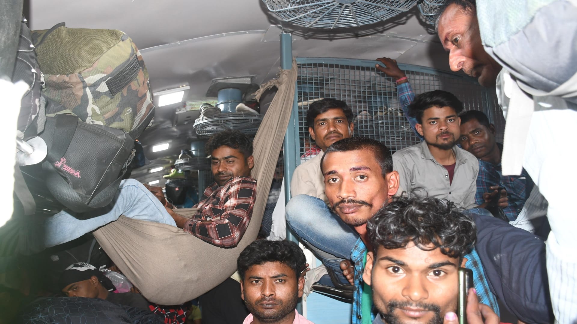 Overcrowding in trains after Holi 2023 in Gorakhpur