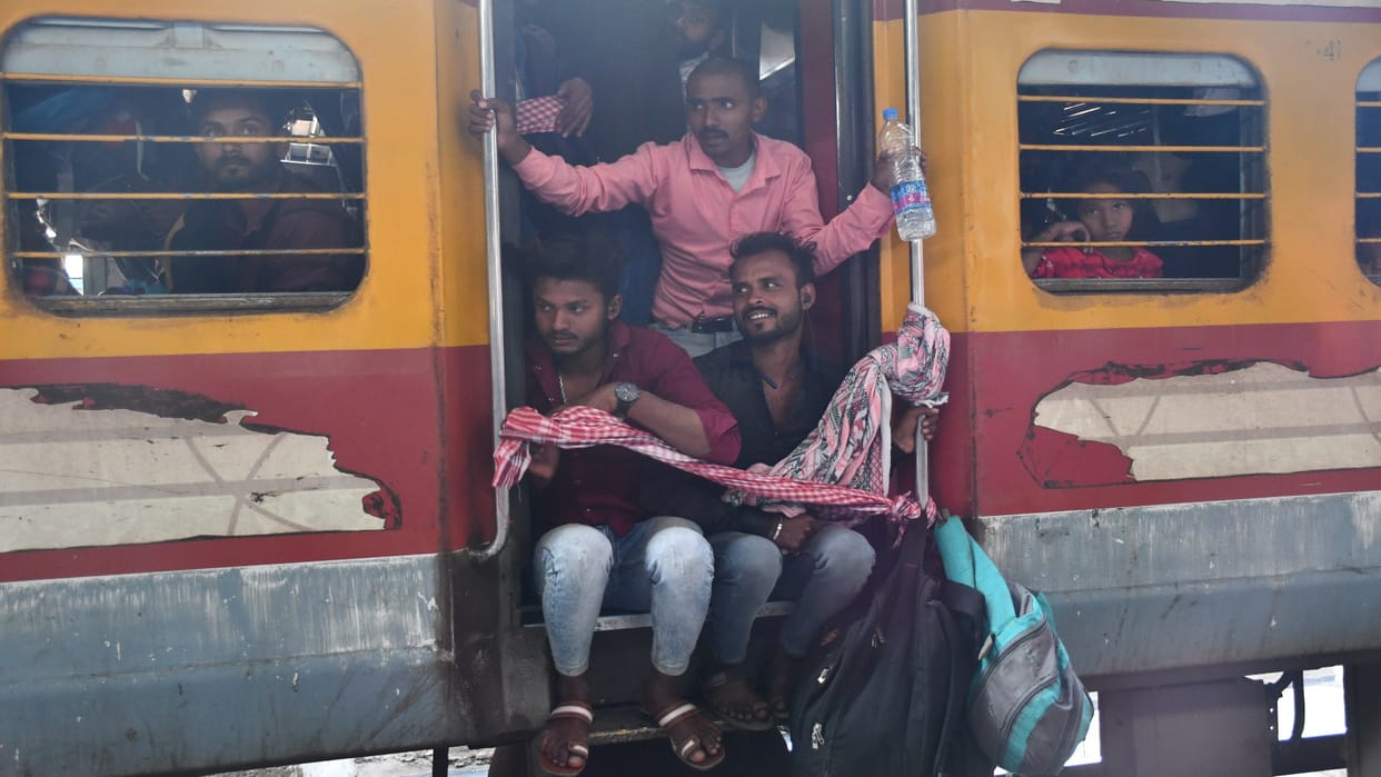 Overcrowding in trains after Holi 2023 in Gorakhpur