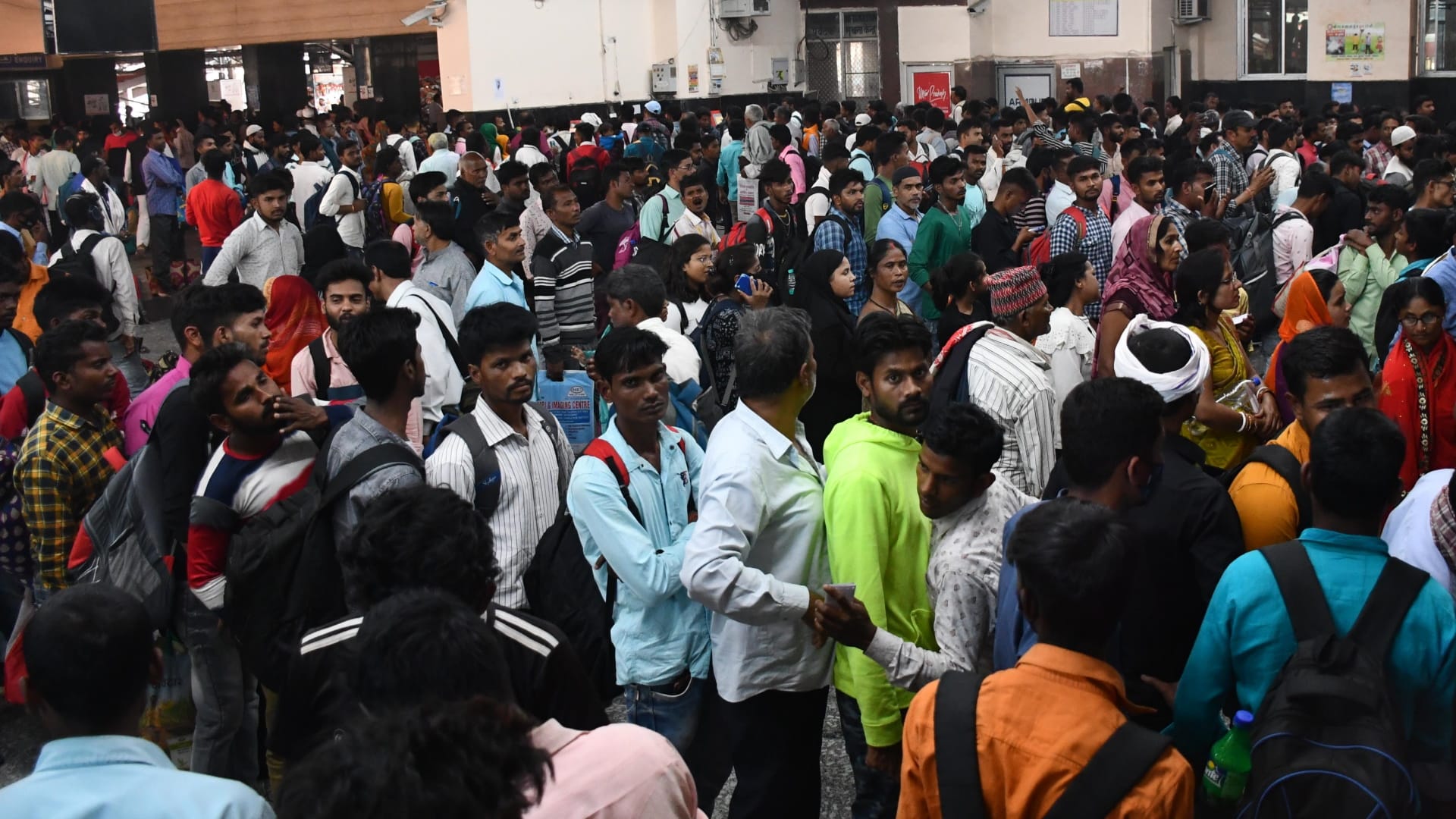 Overcrowding in trains after Holi 2023 in Gorakhpur