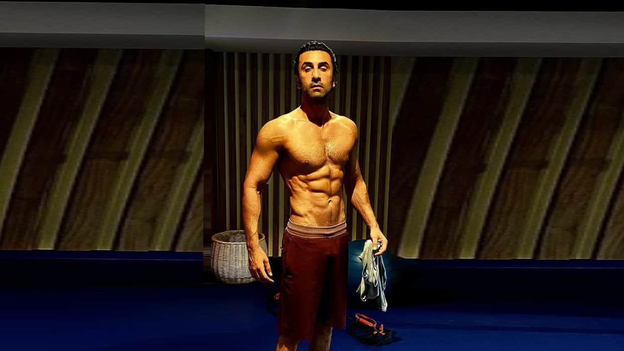 Ranbir Kapoor tu jhoothi main makkaar actor flaunts Six Pack abs muscular body his shirtless pics goes viral