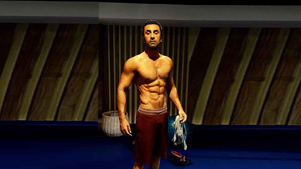Ranbir Kapoor tu jhoothi main makkaar actor flaunts Six Pack abs muscular body his shirtless pics goes viral
