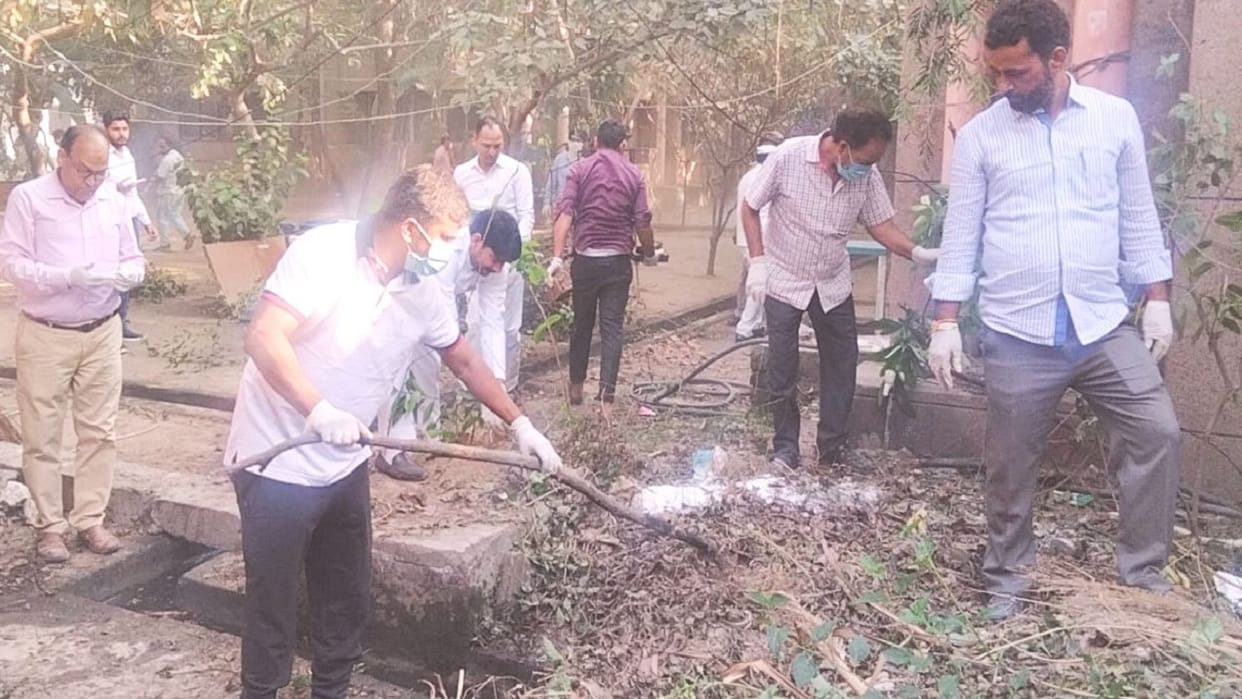 District Magistrate and officials of Gautam Budh Nagar cleaned collectorate premises