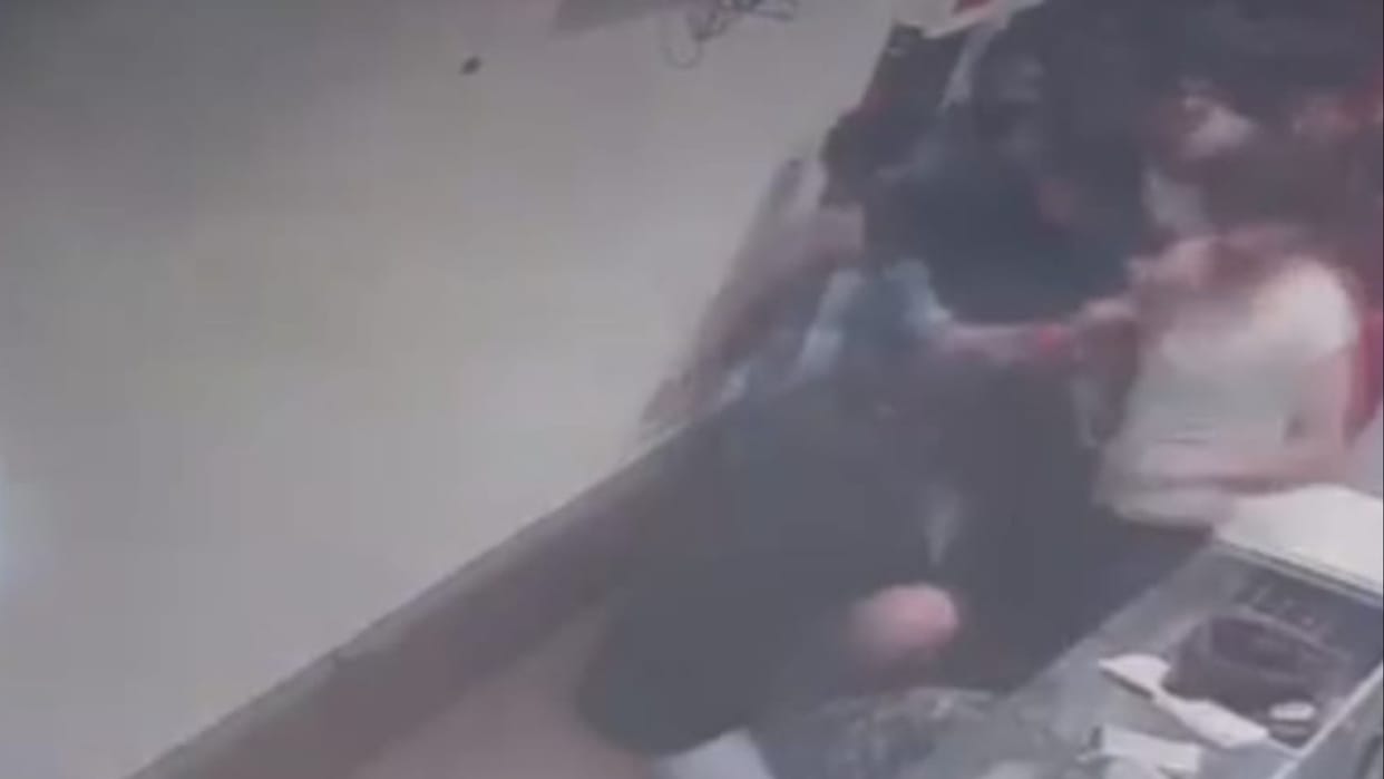 Two shopkeepers quarrel with each other in Phagwara, video viral