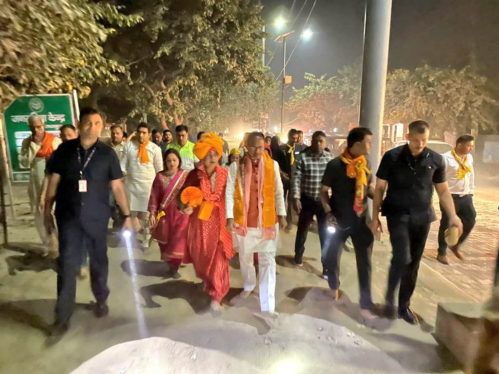 MP News: Shivraj performed Govardhan Parikrama barefoot with his wife, also visited Banke Bihari