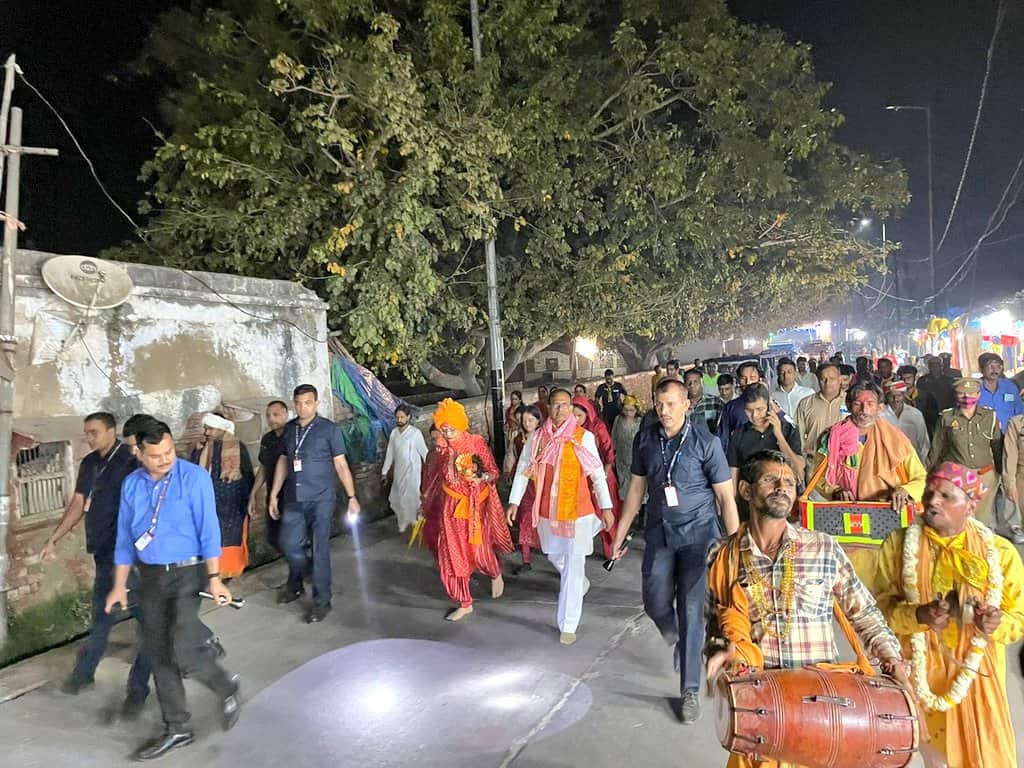 MP News: Shivraj performed Govardhan Parikrama barefoot with his wife, also visited Banke Bihari