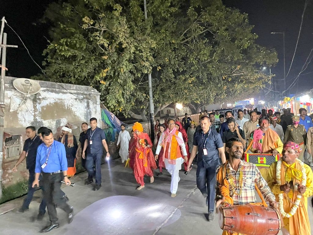 MP News: Shivraj performed Govardhan Parikrama barefoot with his wife, also visited Banke Bihari