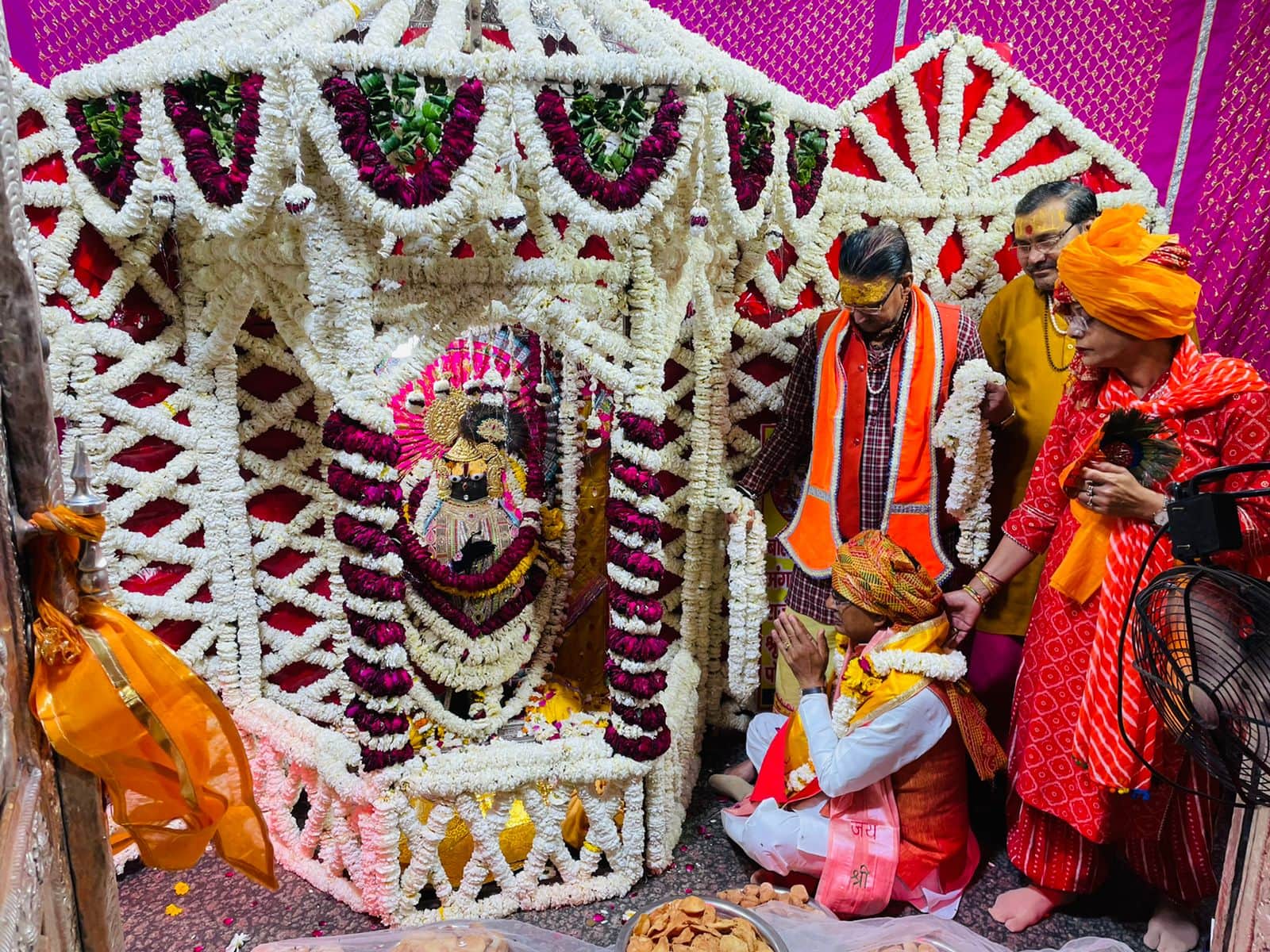 MP News: Shivraj performed Govardhan Parikrama barefoot with his wife, also visited Banke Bihari